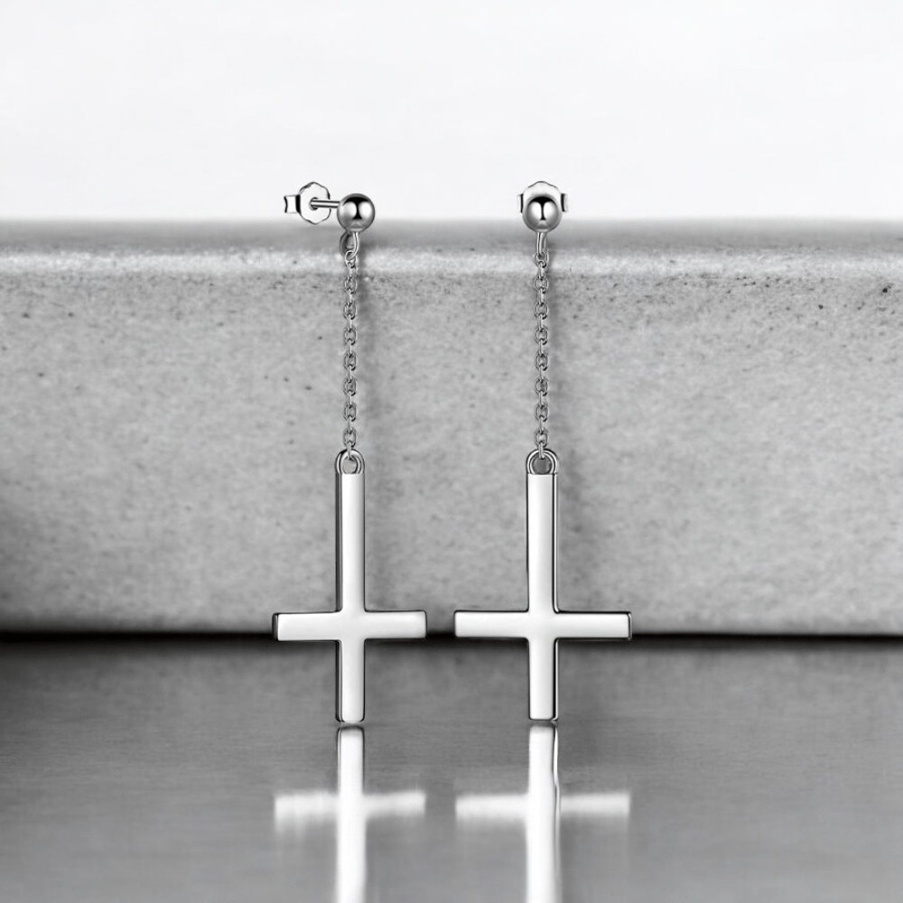 Boucles d’oreilles pendantes argentées pour homme avec croix inversée et fermoir poussette.