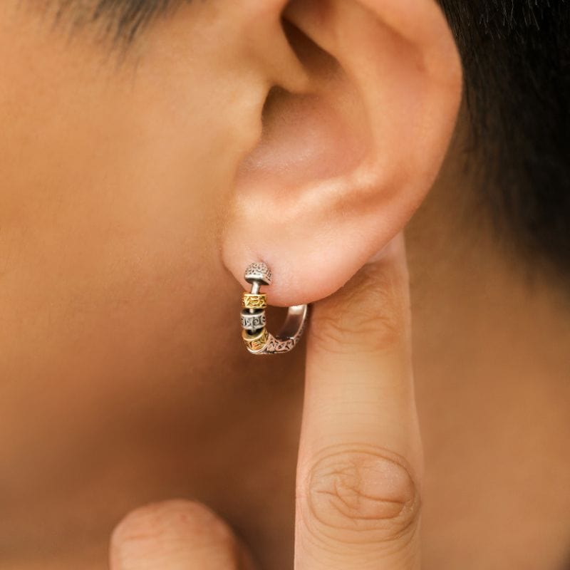 Boucle d'oreille anneau viking portée à l’oreille d’un homme, illustrant son ajustement et son design tribal masculin