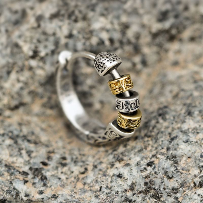 Boucle d'oreille anneau viking pour homme en plaqué argent avec motifs gravés et perles dorées. Design inspiré de l’art nordique