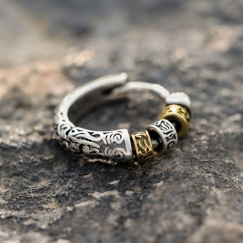 Boucle d’oreille homme anneau viking en argent vieilli, avec des perles dorées gravées et un fermoir sécurisé