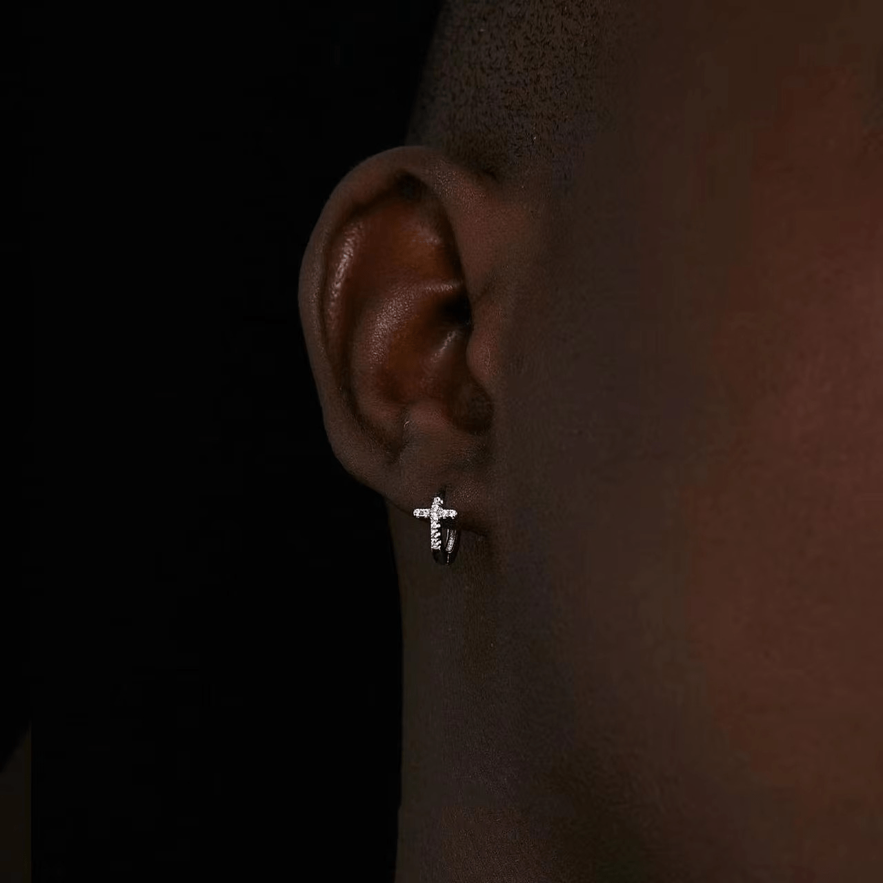 Boucle d’oreille unique en argent 925, forme de croix recouverte de petits diamants blancs