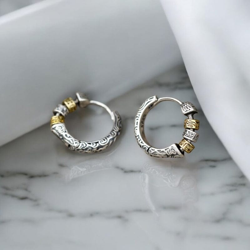 Boucle d’oreille anneau homme style viking en plaqué argent avec motifs gravés et perles dorées en relief