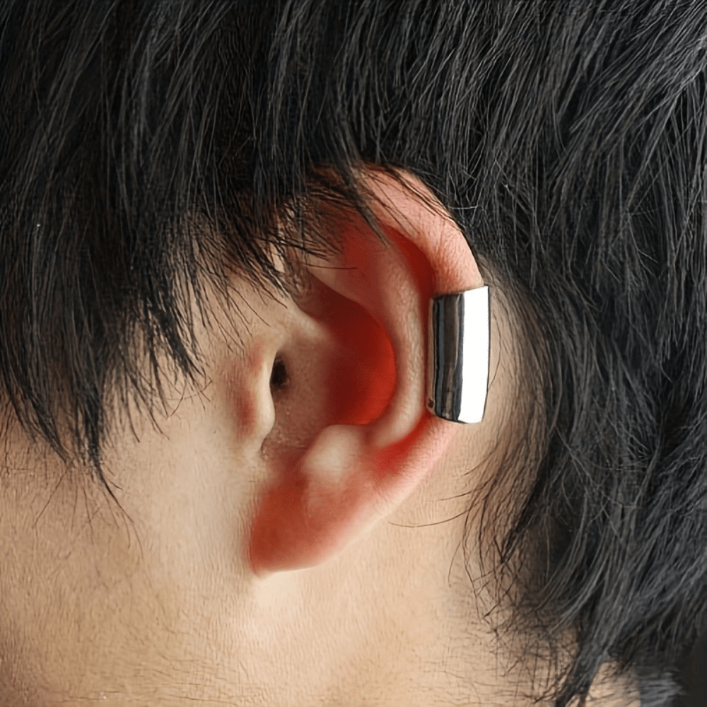 Boucle d’oreille clip argentée portée à l’oreille d’un homme, confort sans perçage