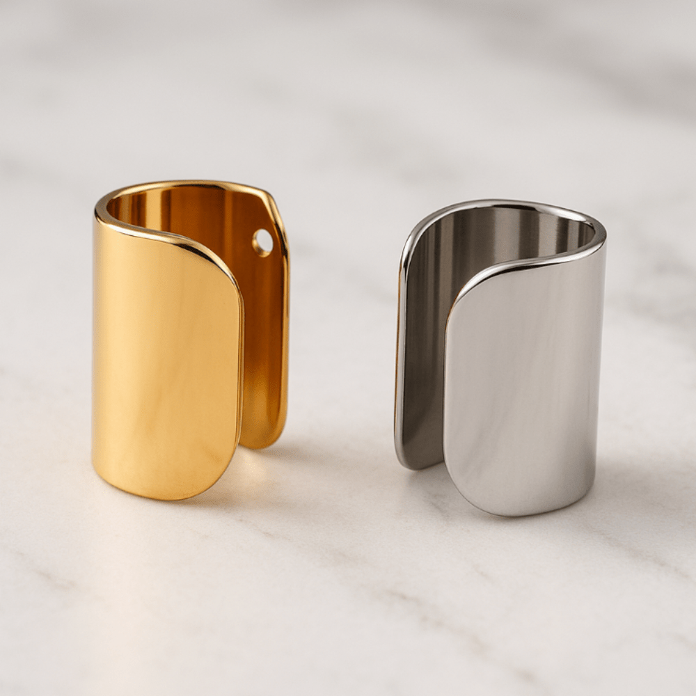 Boucles d’oreilles clips pour homme en version dorée et argentée, style épuré et facile à porter