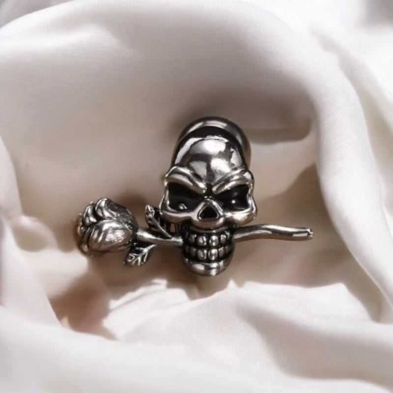 boucle d’oreille homme tête de mort avec rose posée