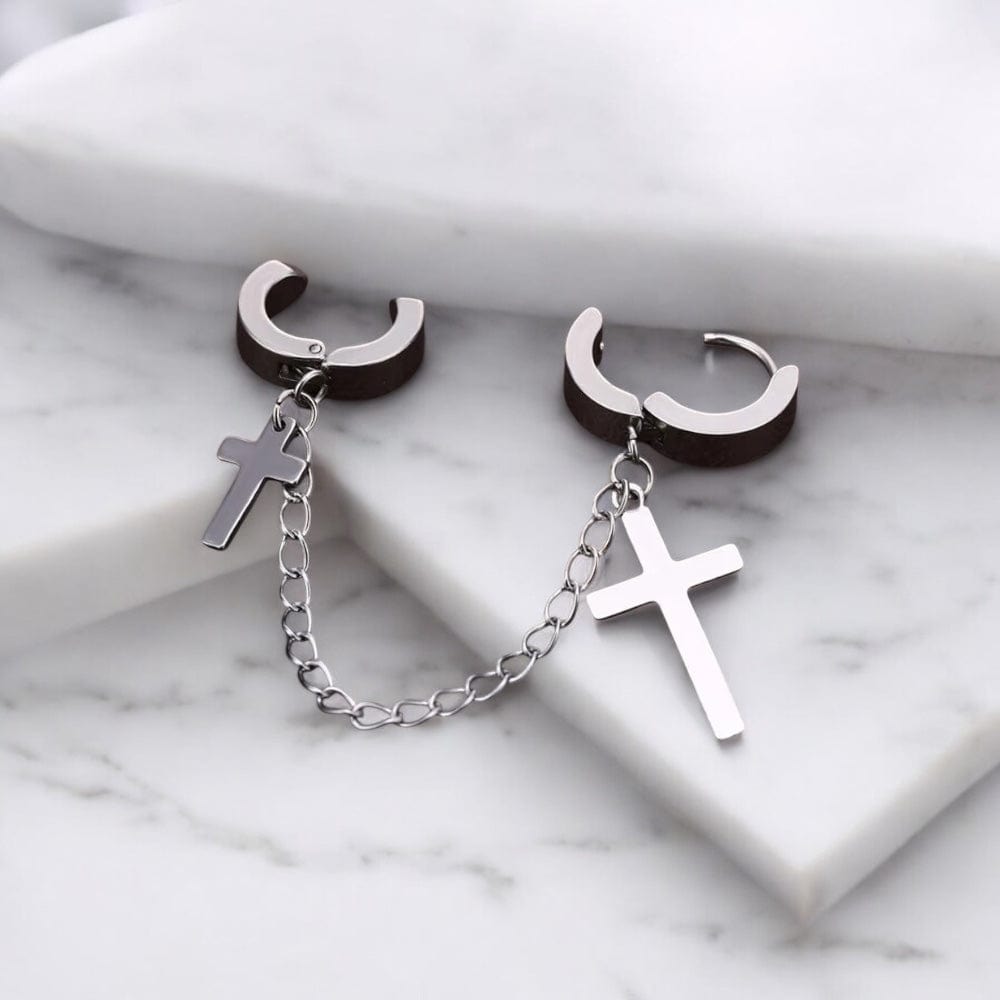 Boucle d’oreille pendante homme en acier, croix et chaîne fine, coloris argenté, fermoir anneau articulé