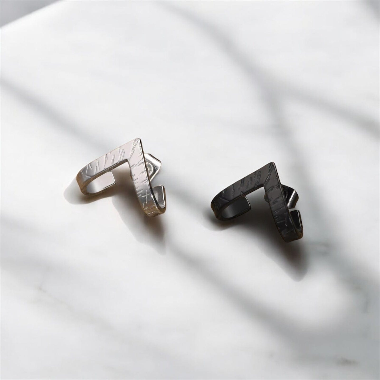 Boucle d’oreille acier inoxydable – Design en V noir ou argent