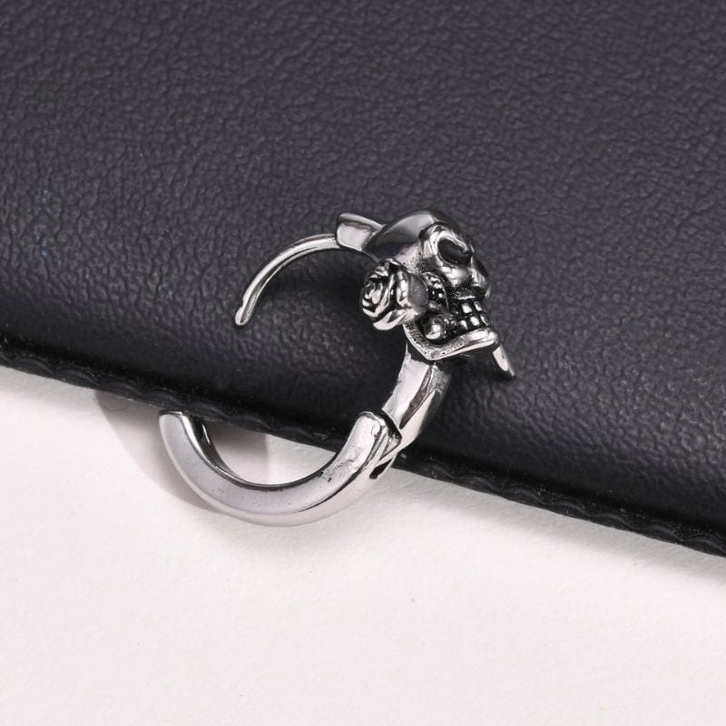 boucle d’oreille homme crâne avec rose vue de côté sur fond noir