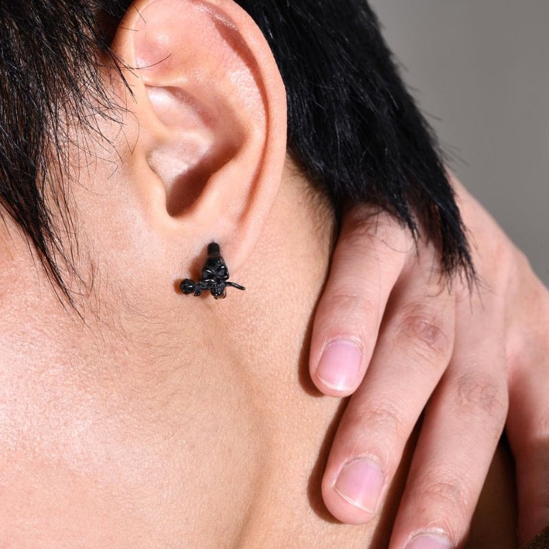 Boucle d’oreille noire homme crâne avec rose – portée à l’oreille gauche