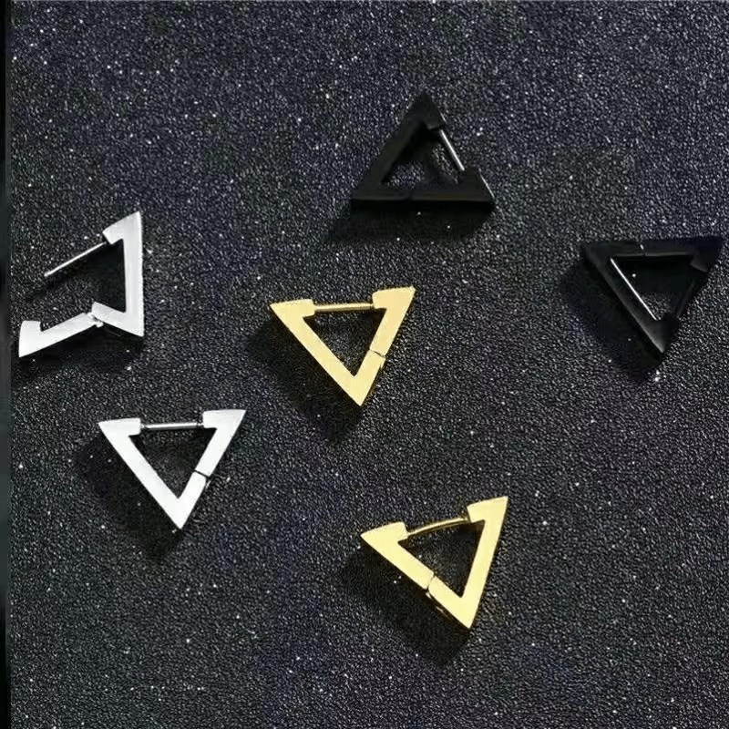 Boucles d’oreilles triangle en acier inoxydable – Noir, or et argent sur fond texturé