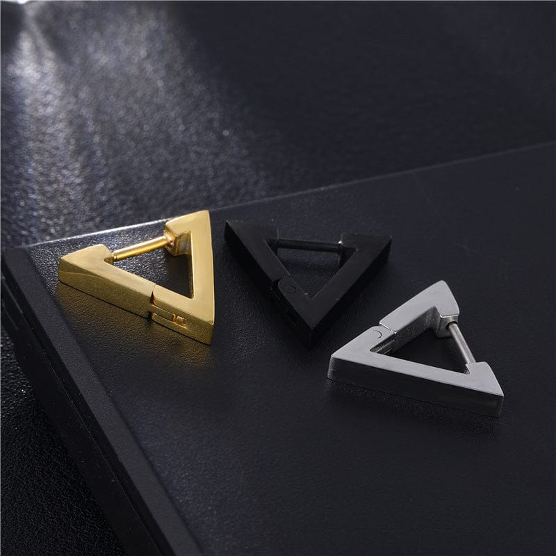 Boucles d’oreilles triangle homme – Trois coloris : or, noir et argent.