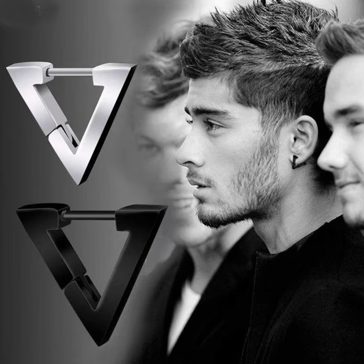 Homme portant une boucle d'oreille triangle en acier inoxydable noir – Bijou tendance