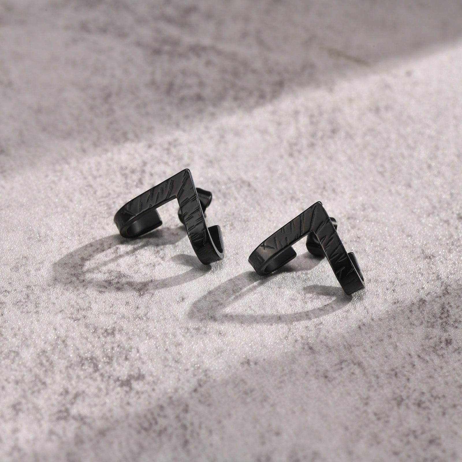 Boucles d’oreilles clip en acier inoxydable noir – Design en V, sans perçage, tendance