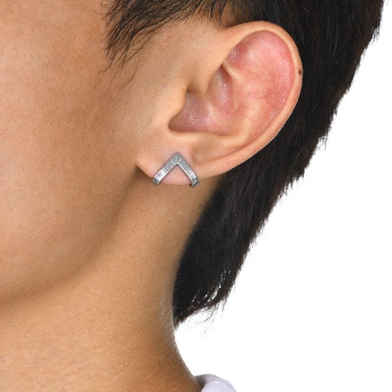 Boucle d’oreille sans trou pour homme – Clip d’oreille en acier inoxydable argent, design en V