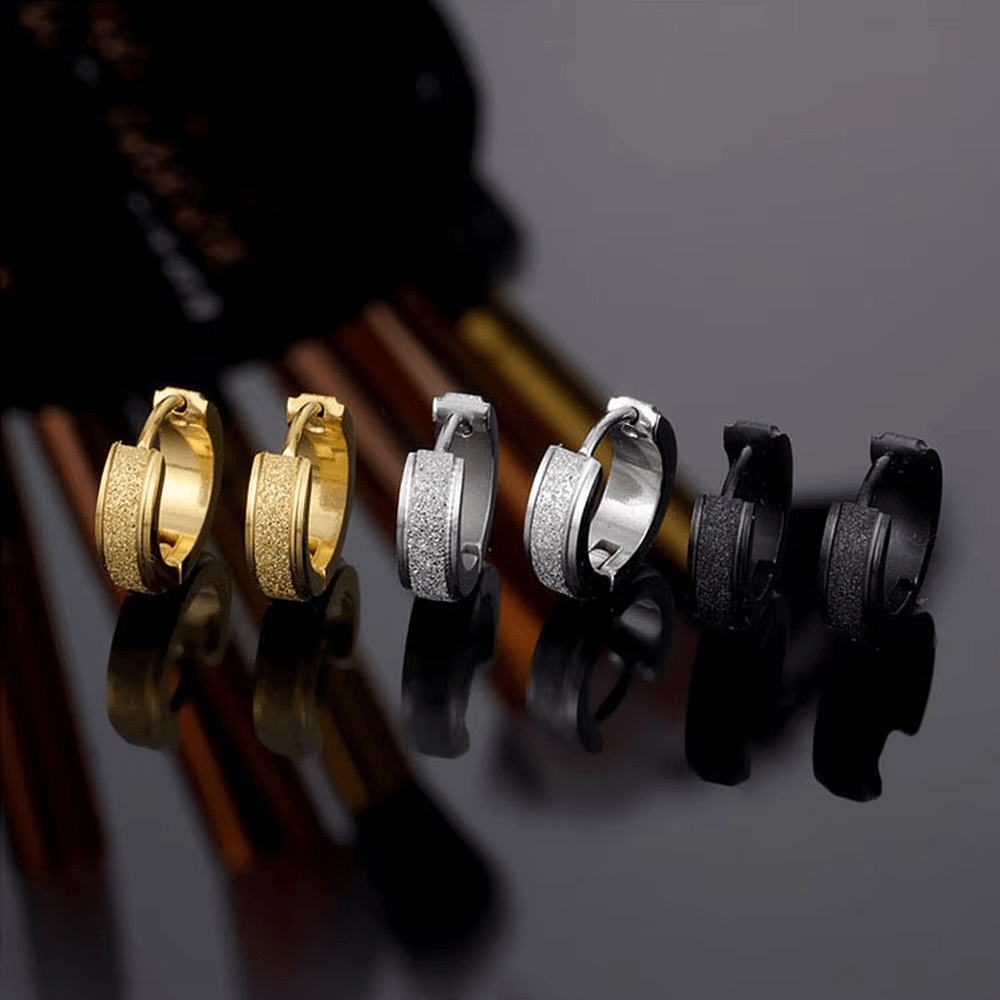 Boucles d’oreilles homme en acier inoxydable – Anneaux élégants finition texturée, disponibles en or, argent et noir