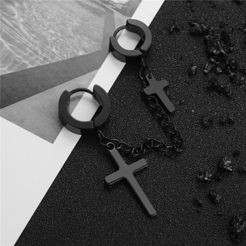 Boucle d'oreille croix noire avec chaîne – Gros plan du modèle noir en acier titane