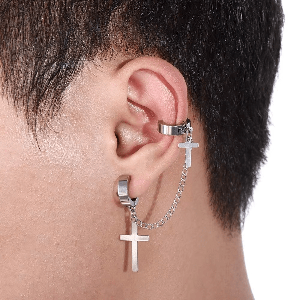 Boucle d'oreille croix et chaîne portée – Vue portée du bijou, mettant en valeur son design unique
