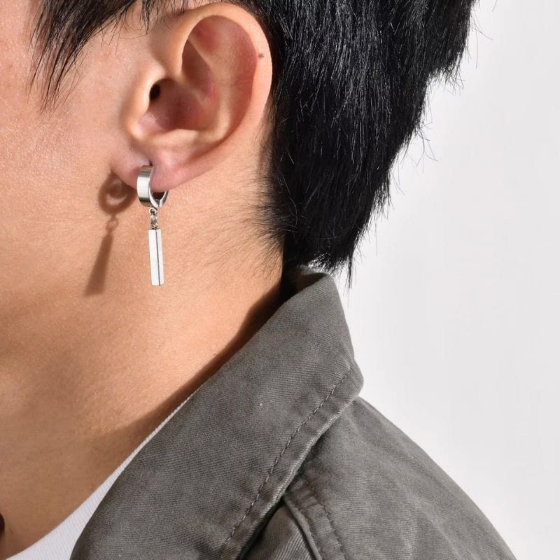 Boucle d’oreille clip pendante homme en acier inoxydable argentée portée à l’oreille