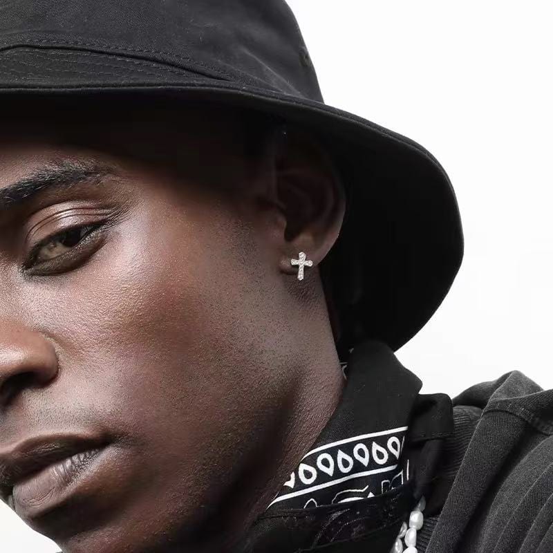 Boucle d’oreille croix luxe effet diamant portée par un homme au style urbain