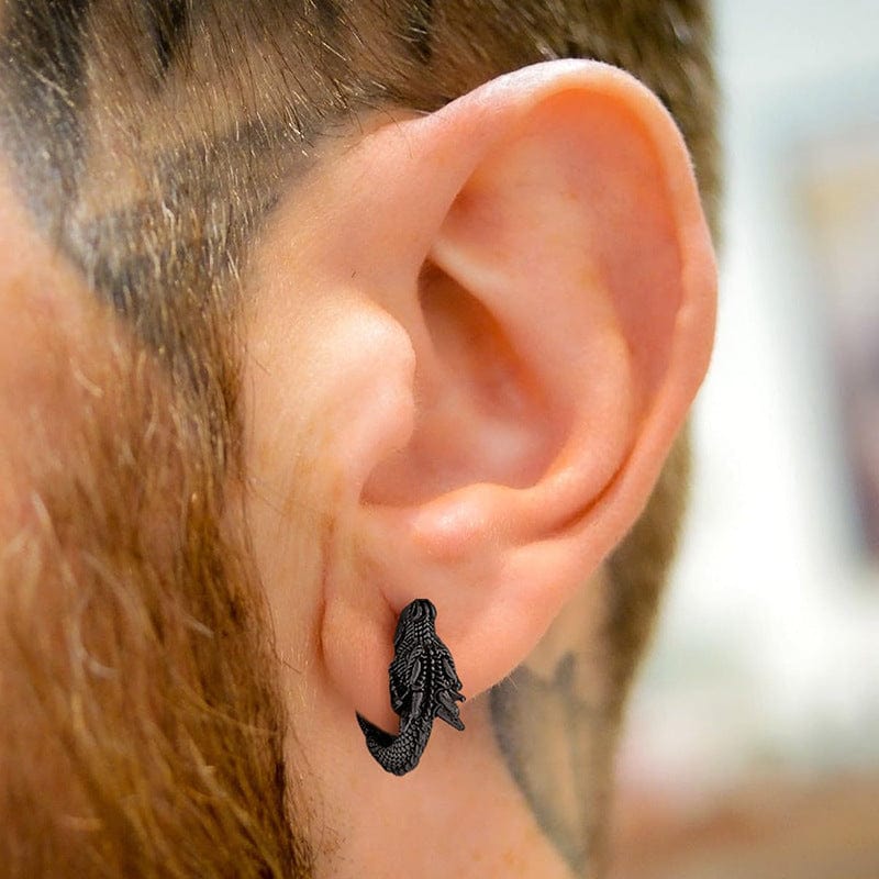 Boucle d’oreille noire pour homme en forme de dragon portée sur le lobe