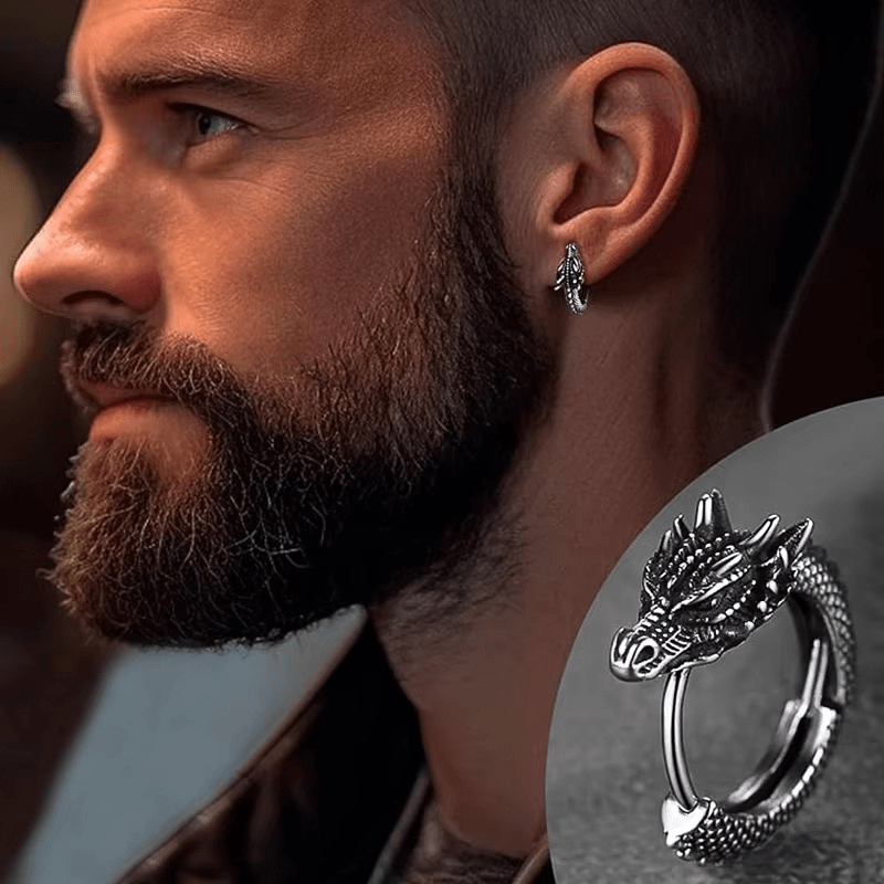 Boucle d’oreille dragon argentée portée par un homme barbu avec vue produit
