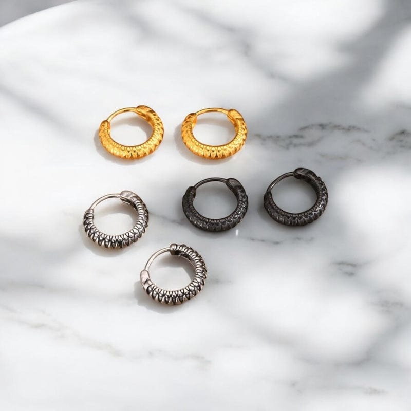 Trois paires de boucles d'oreilles anneaux en acier inoxydable pour homme, finition texturée serpent, en couleurs dorée, argentée et noire