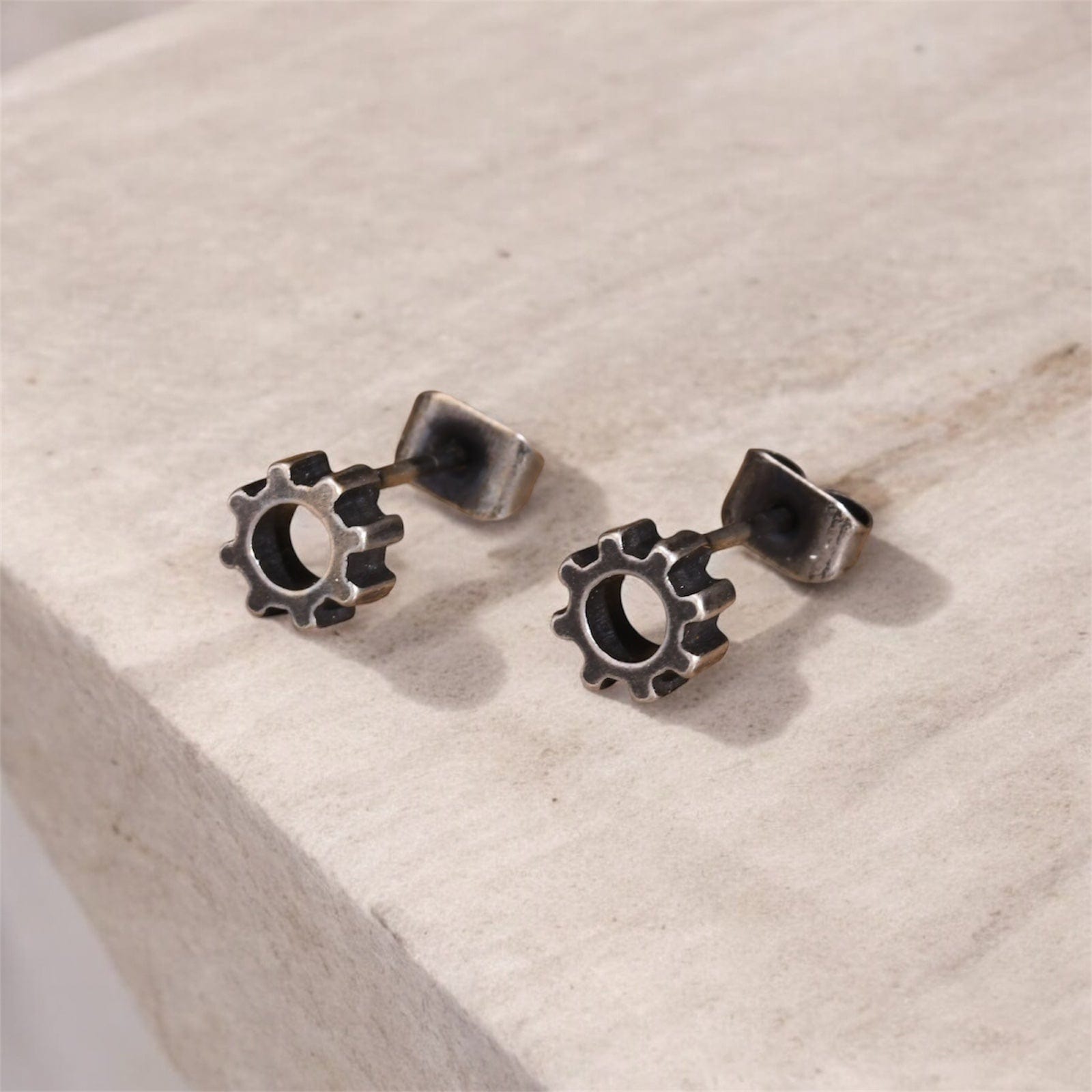 Boucles d'oreilles homme acier en forme de roue dentée, look steampunk
