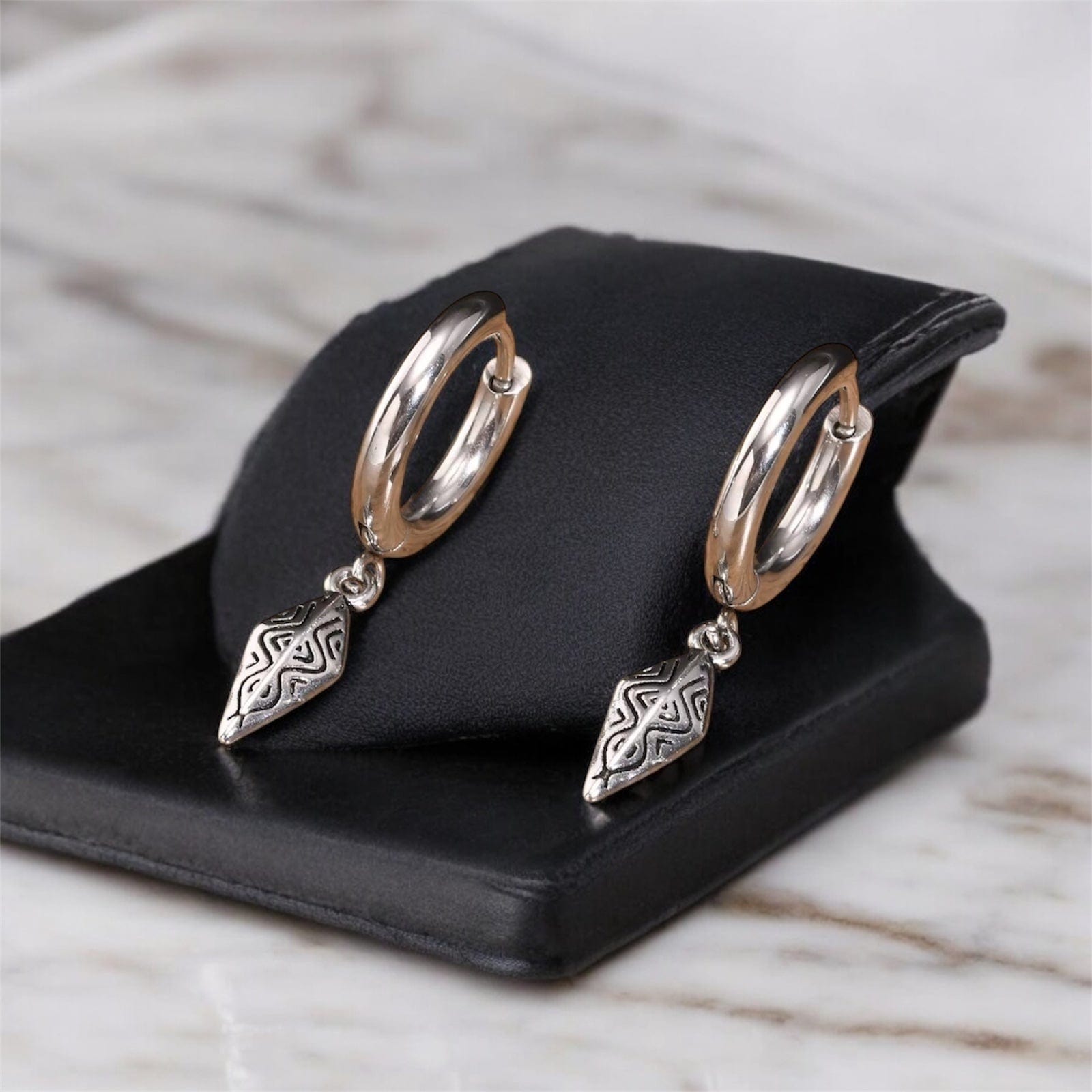 Boucles d’oreilles pour homme en acier inoxydable avec fermoir créole et pendentif gravé style géométrique