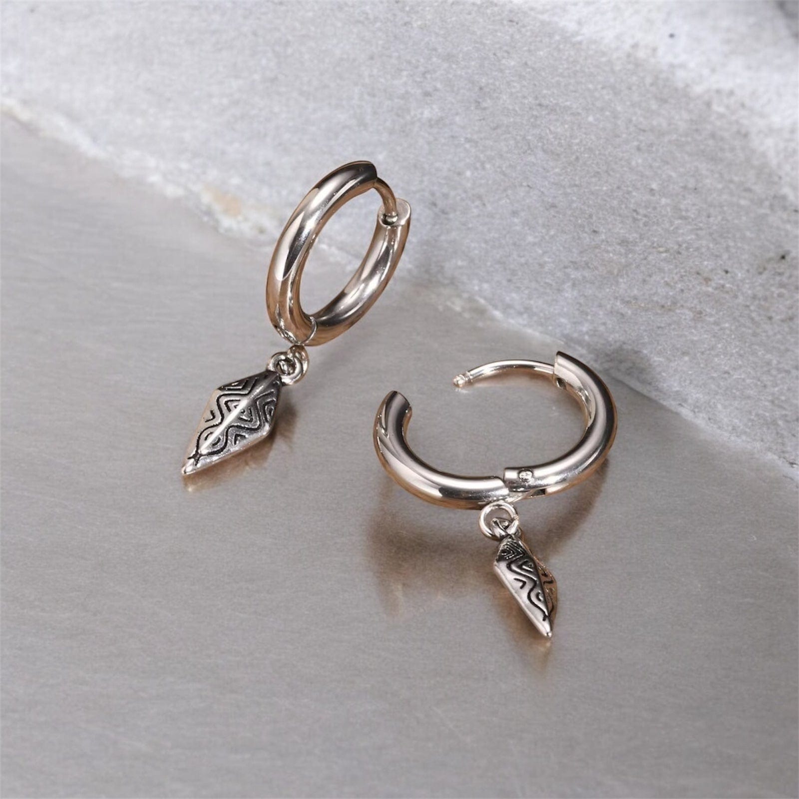 Paire de boucles d’oreilles pendantes pour homme avec fermoir créole et pendentif triangulaire sculpté