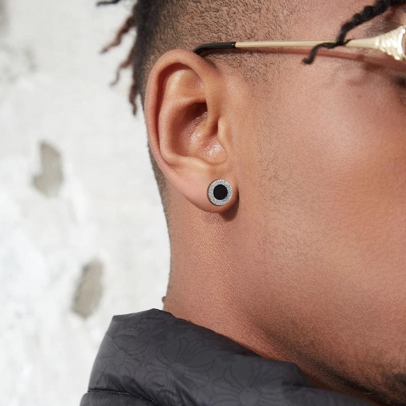 Paire de boucles d’oreilles homme à tige droite, cercle noir central et bordure argentée en relief