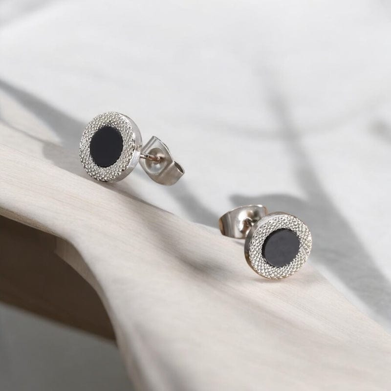 Boucles d’oreilles clous pour homme en acier argenté avec motif circulaire noir, posées