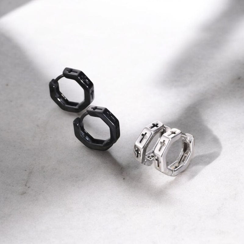 Boucles d’oreilles créoles pour homme – modèles anneau noir et argent avec croix gravée, en acier inoxydable