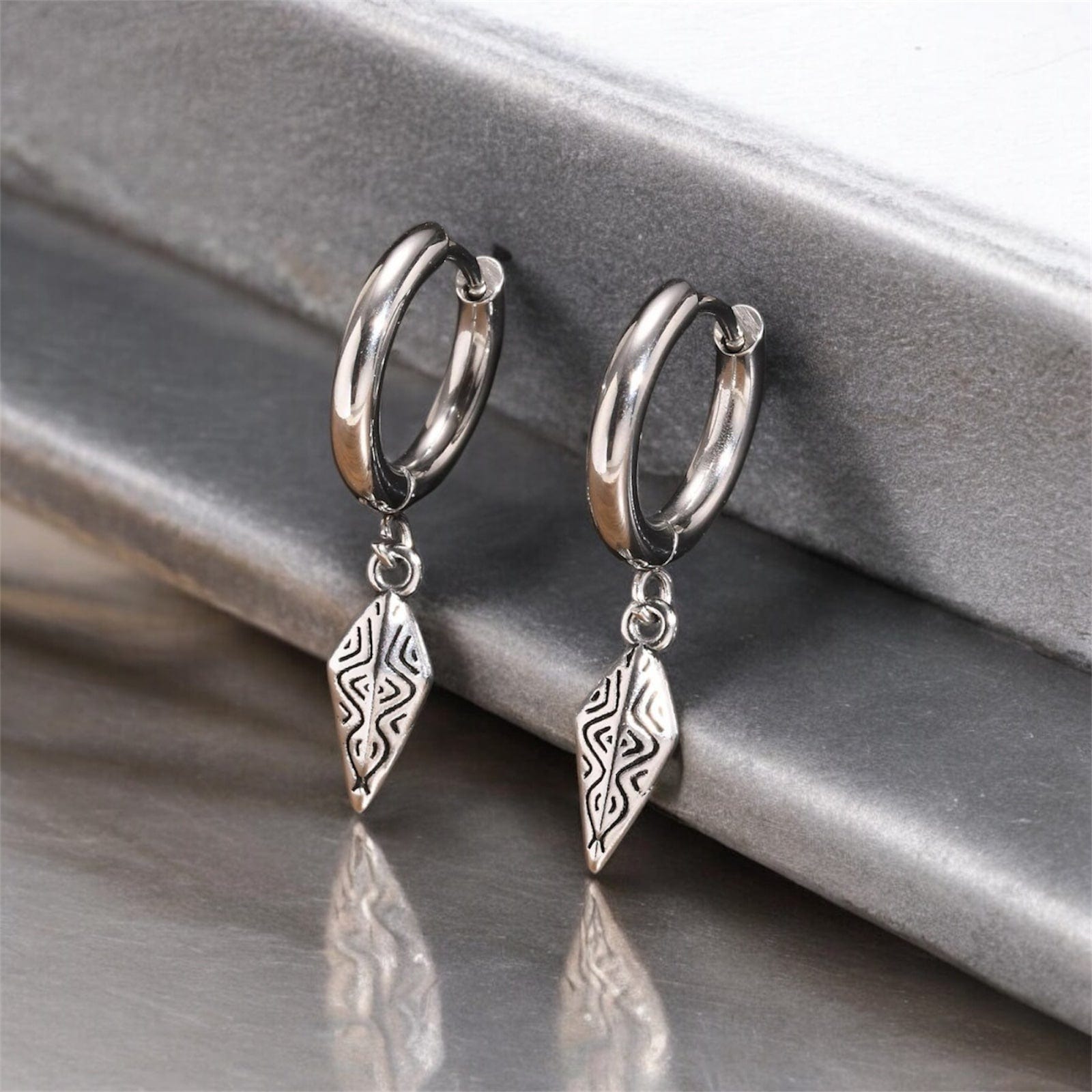 Boucles d'oreilles créoles argentées pour homme avec pendentif en forme de pointe décorée de motifs ethniques