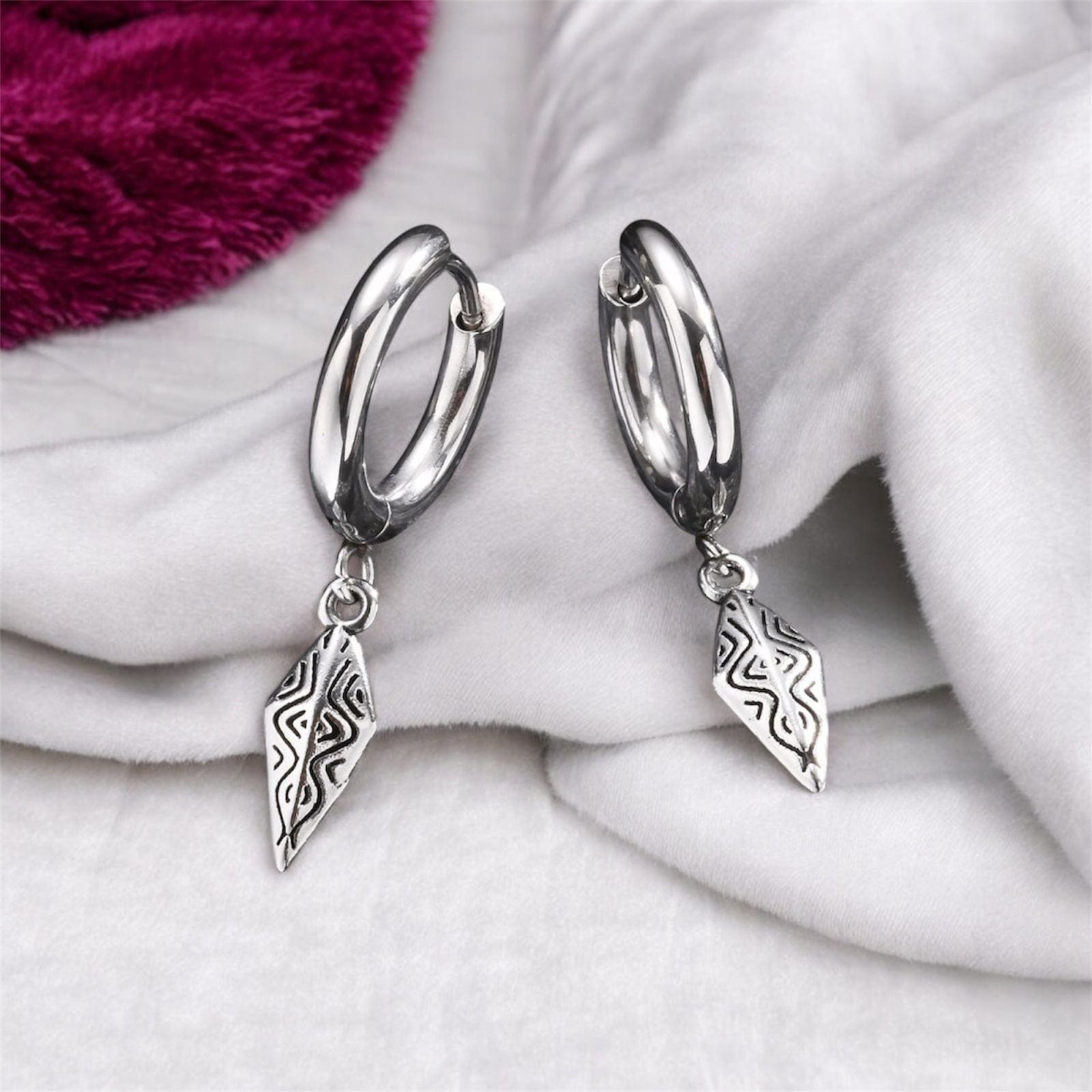 Paire de boucles d'oreilles pendantes pour homme en acier inoxydable argenté avec pendentif gravé à motif tribal