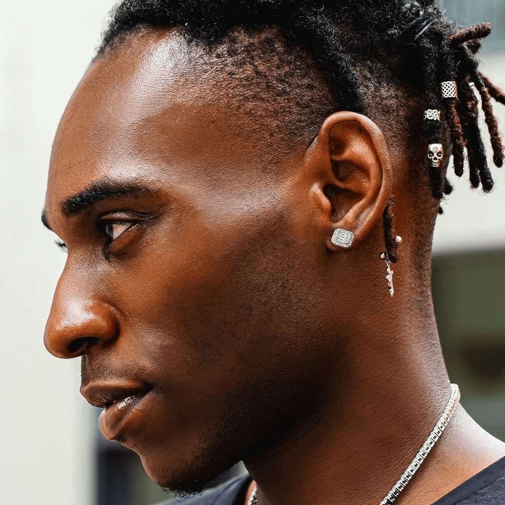 Portrait d’un homme avec boucle d’oreille carrée effet diamant, look tendance avec accessoires