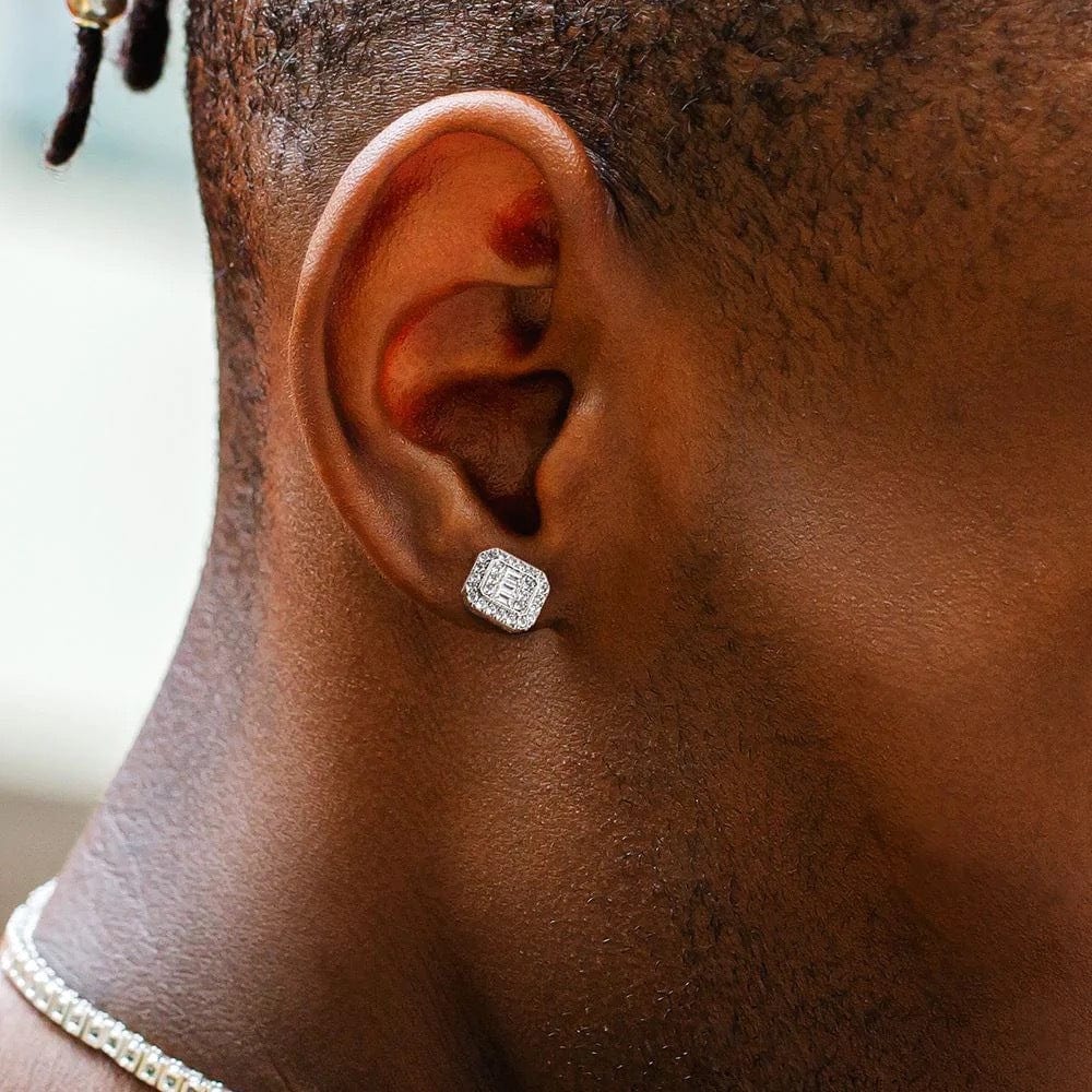 Homme portant une boucle d’oreille carrée argentée effet diamant, look urbain élégant