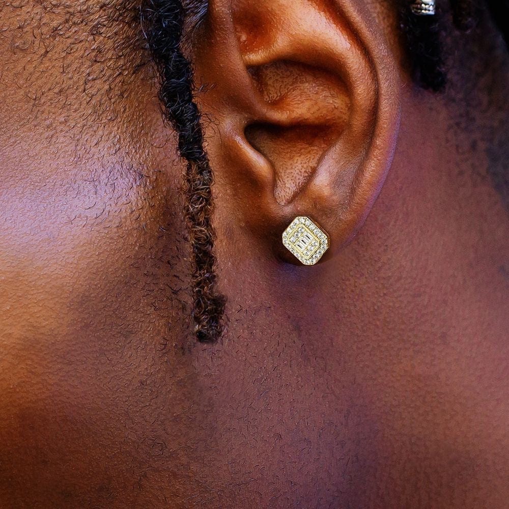 Homme portant une boucle d’oreille carrée dorée effet diamant, style moderne et raffiné