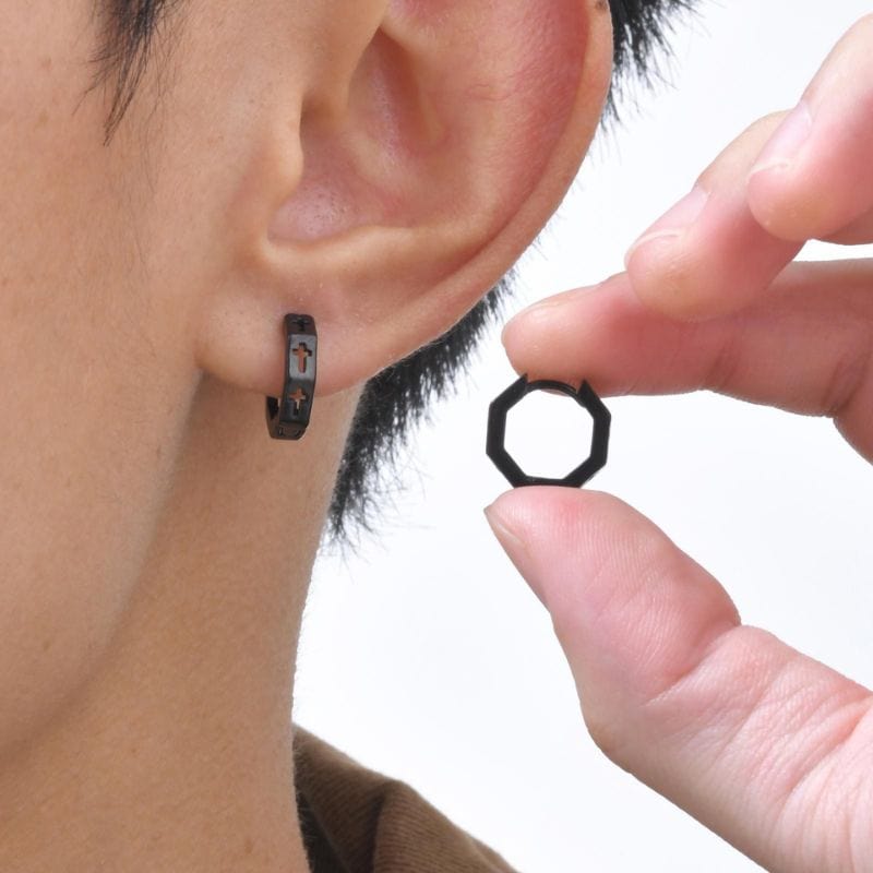 Boucle d’oreille créole noire pour homme en acier inoxydable avec croix gravée – portée à l’oreille, vue de profil