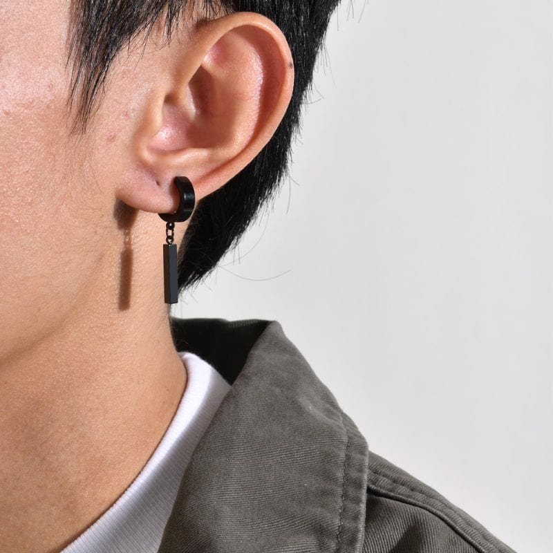Boucle d’oreille pendante homme noire en acier inoxydable portée à l’oreille
