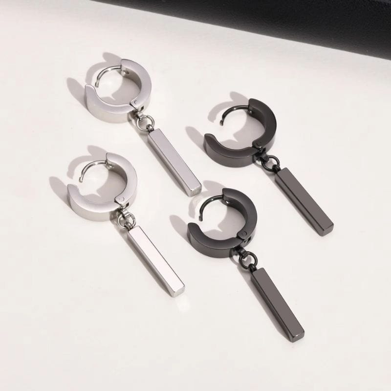 Lot de quatre boucles d’oreilles pendantes homme en acier noir et argenté