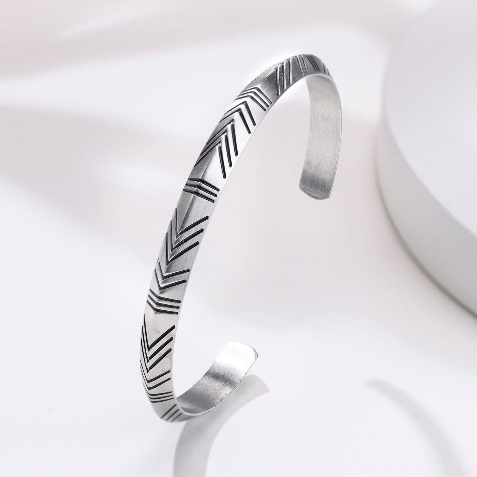 Bracelet Jonc acier inoxydable argent sur fond blanc