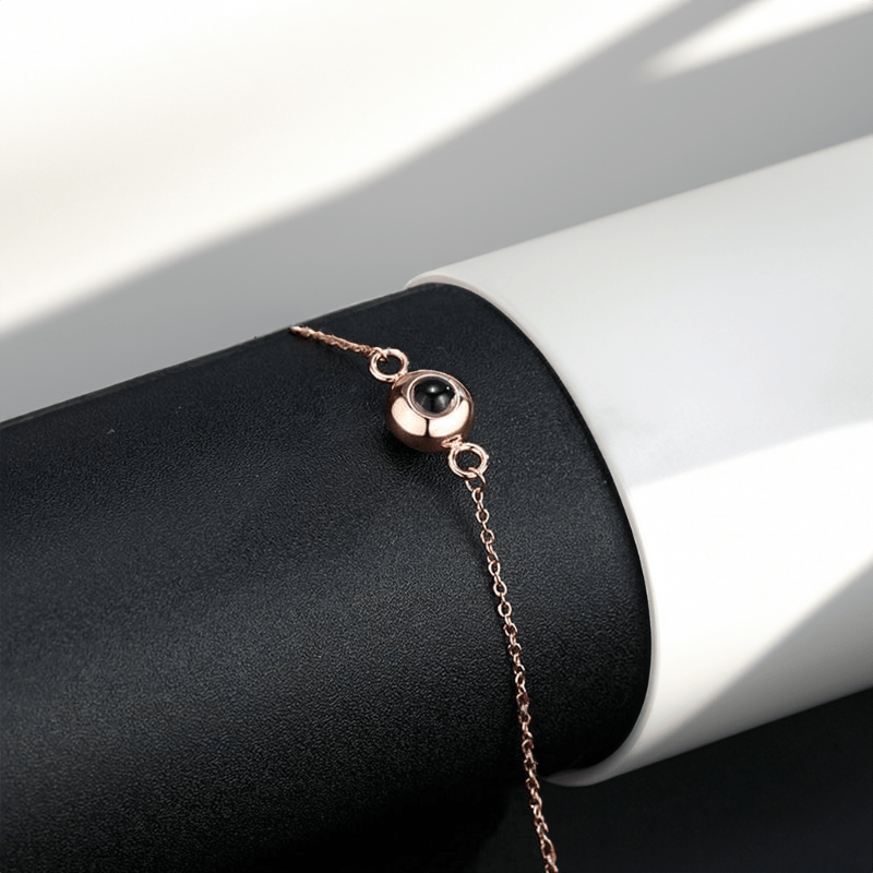 Bracelet avec photo personnalisé or rose sur présentoir