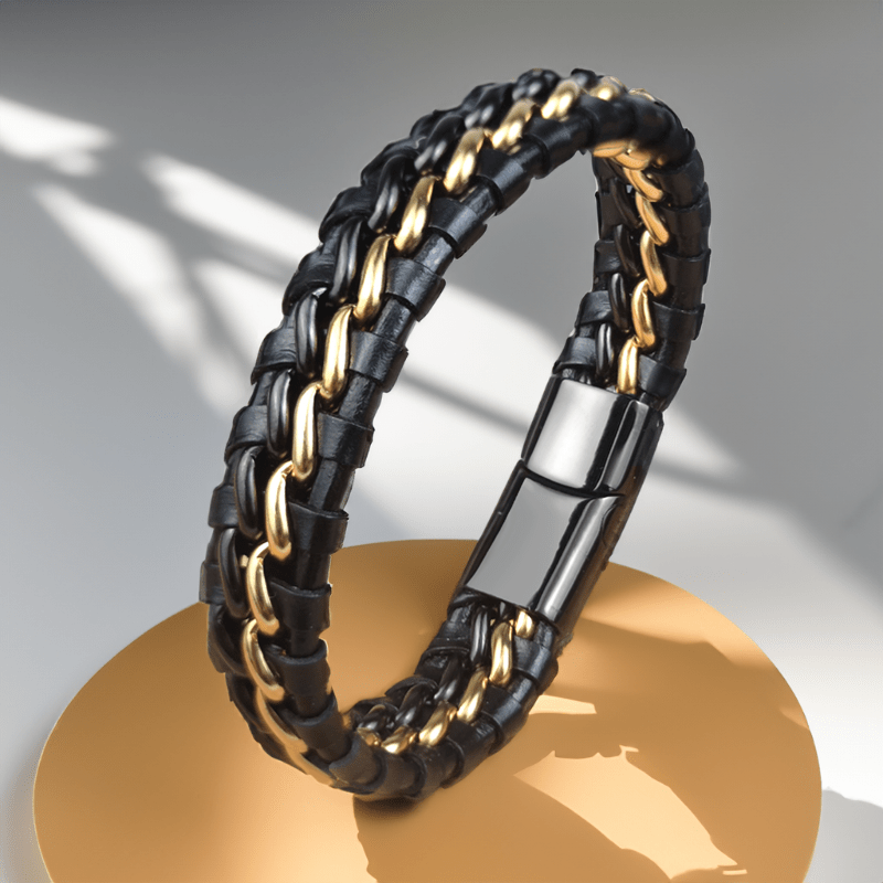 Bracelet en cuir tressé et acier inoxydable or et noir sur présentoir