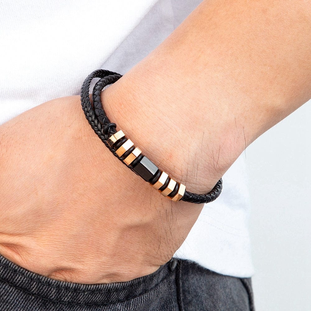 Bracelet en cuir tressé fin or porté