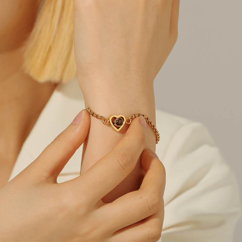 Bracelet photo cœur à personnaliser or porté par une femme