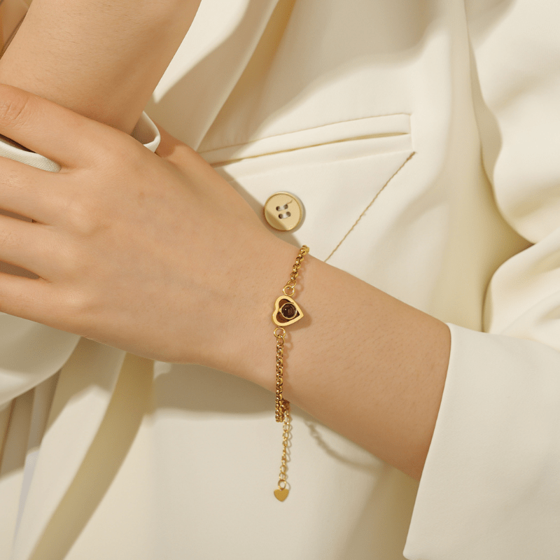 Bracelet photo cœur à personnaliser or sur poignet femme