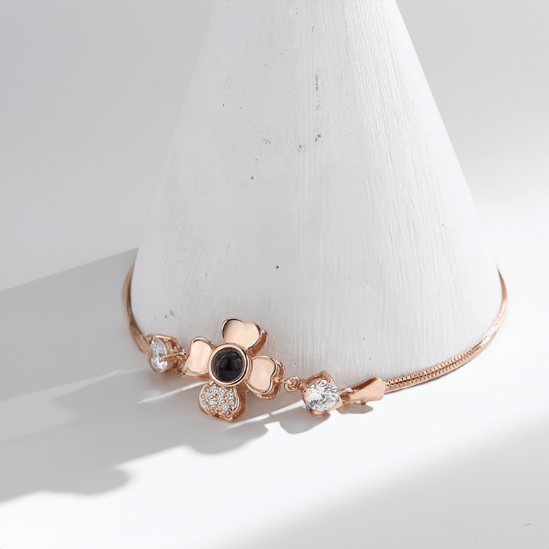 Bracelet photo personnalisé fleur en argent or rose sur fond blanc