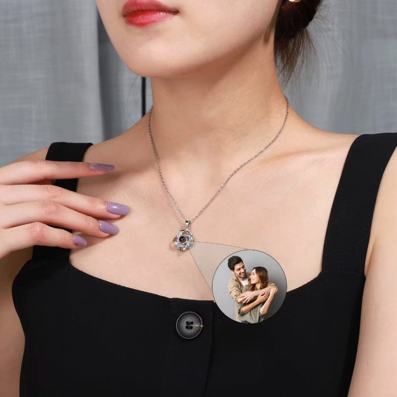 Collier Pendentif Photo Personnalisé argent porté par une femme