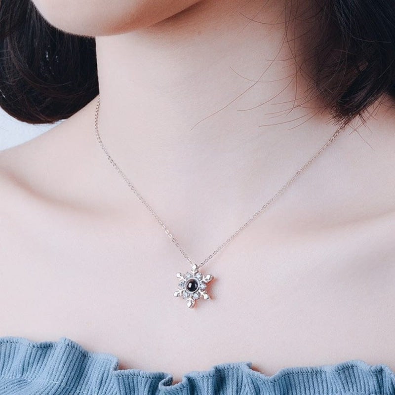 Collier Personnalisé Photo - Flocon de Neige argent femme porté