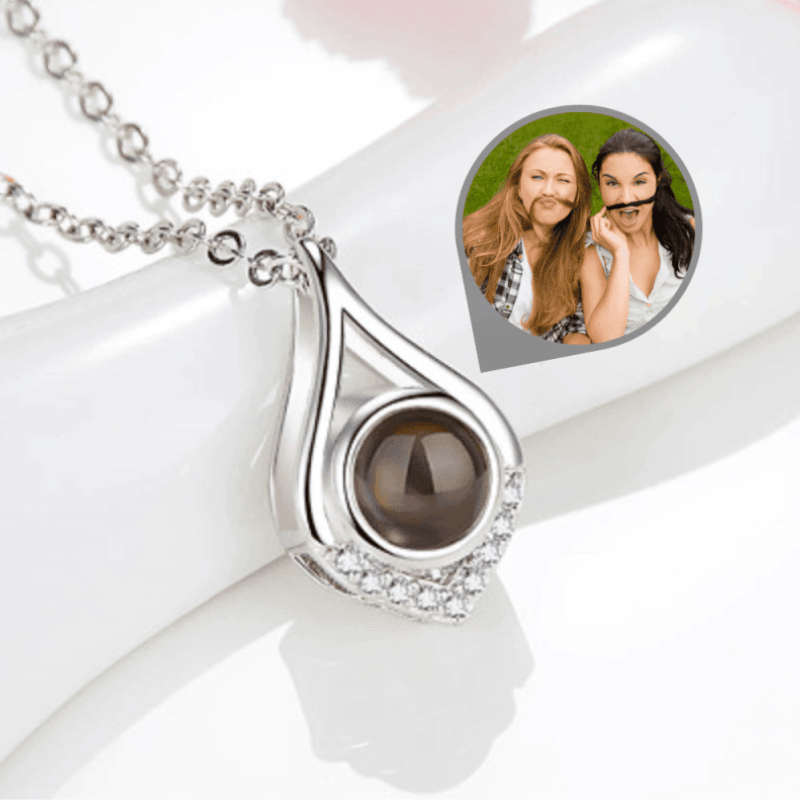 Collier Personnalisé Photo en Argent sur fond blanc